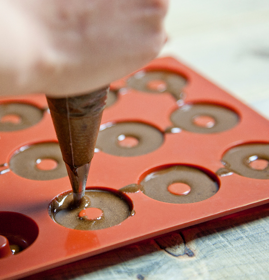 Simast è specializzata nello stampaggio gomma, silicone e materie plastiche